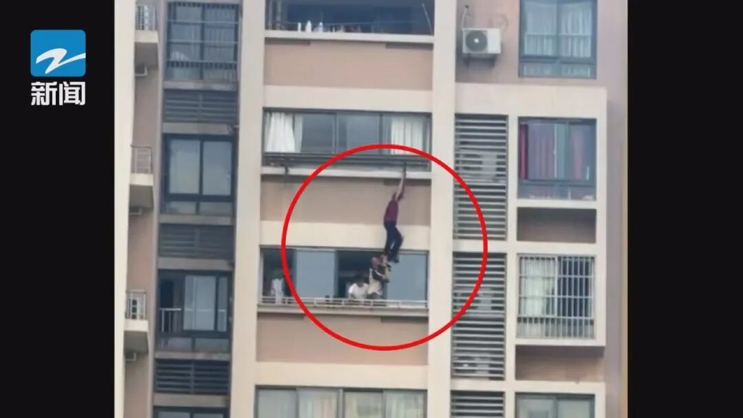 老人悬在10楼阳台外,只剩一只手抓着晾衣架!三名少年冲了上去… 老人悬在10楼阳台外,只剩一只手抓着晾衣架!三名少年冲了上去…