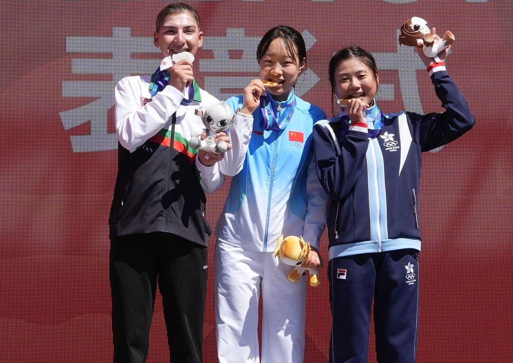 亚运会：郭莉冲刺夺冠 中国队时隔32年公路自行车女子个人赛再摘金