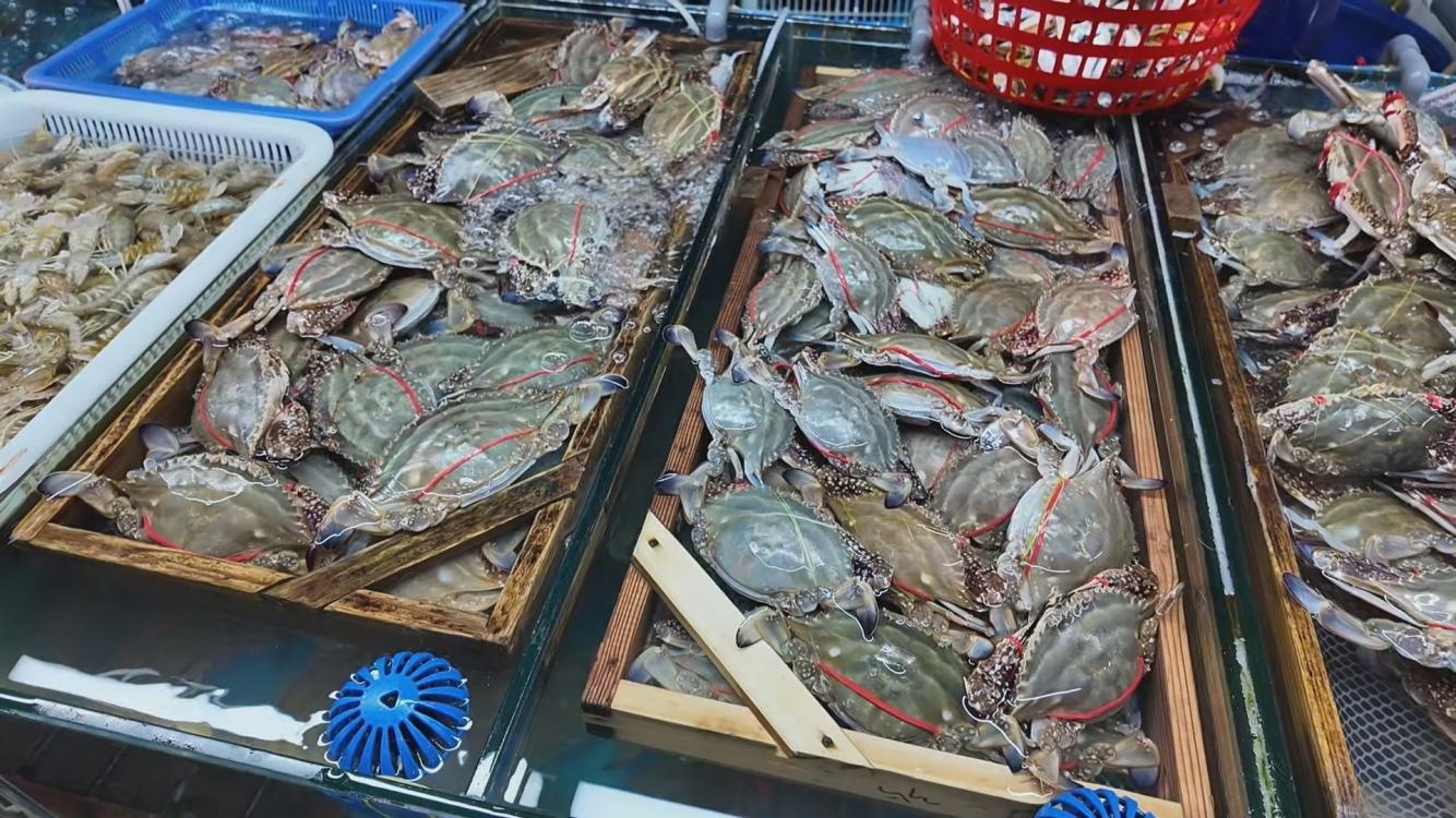 山东青岛：双节临近 海鲜市场迎来采购高峰
