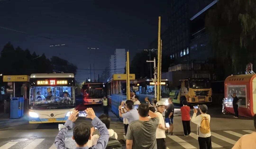 “再见了,崇文门站,我哭得一塌糊涂。” “再见了,崇文门站,我哭得一塌糊涂。”
