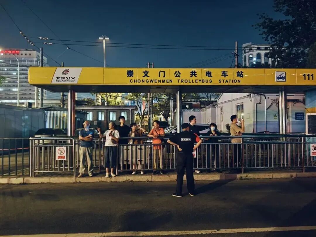 “再见了,崇文门站,我哭得一塌糊涂。” “再见了,崇文门站,我哭得一塌糊涂。”