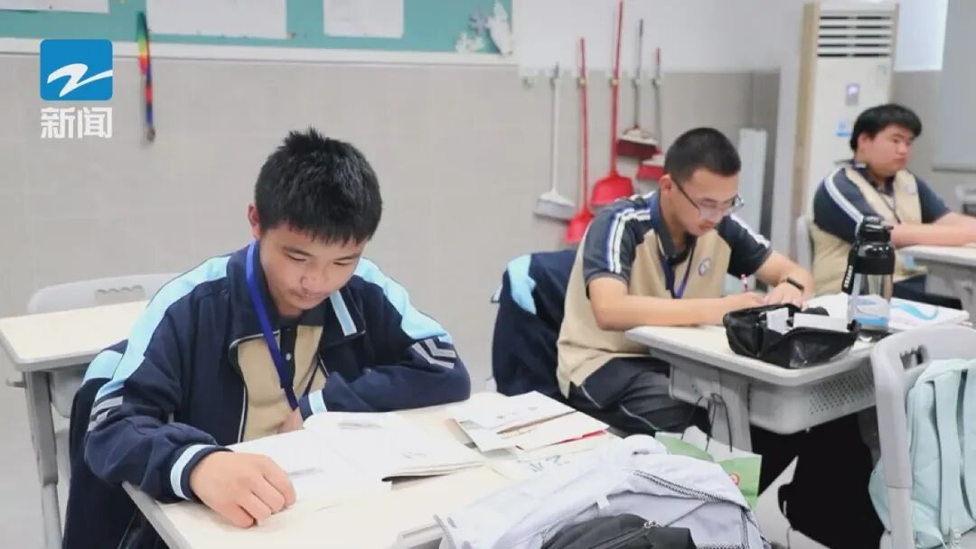 老人悬在10楼阳台外,只剩一只手抓着晾衣架!三名少年冲了上去… 老人悬在10楼阳台外,只剩一只手抓着晾衣架!三名少年冲了上去…