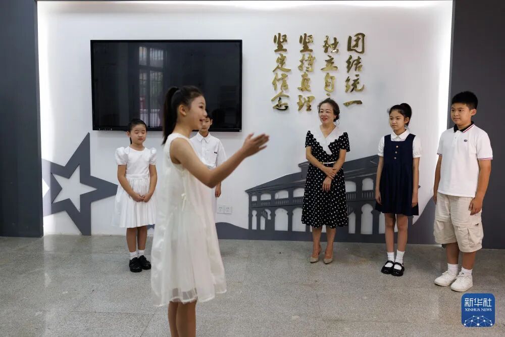 越来越多人跟我说，“你爷爷是个大英雄”