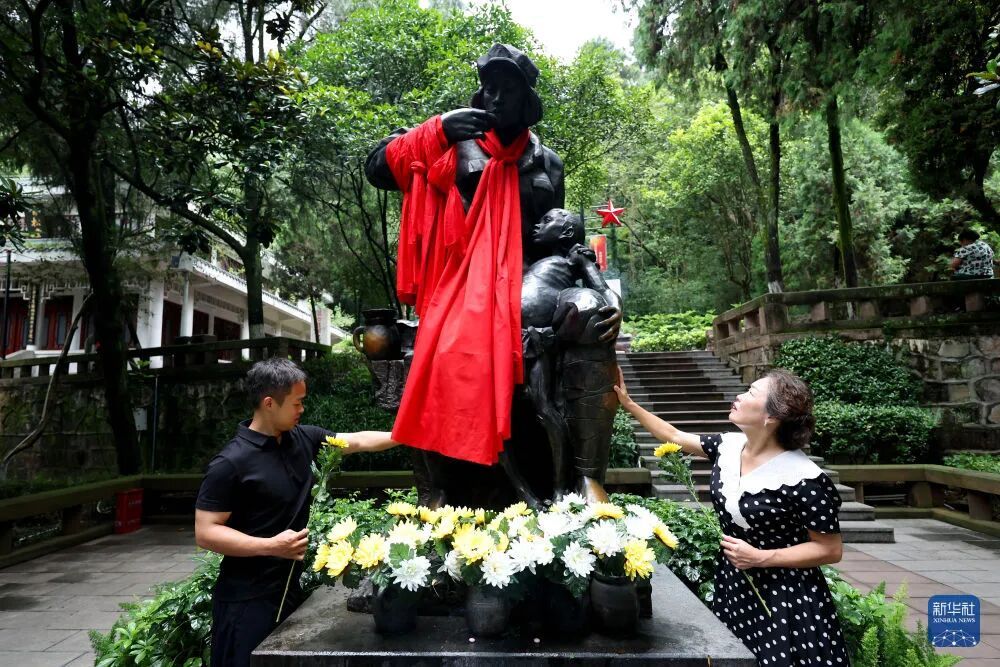越来越多人跟我说，“你爷爷是个大英雄”