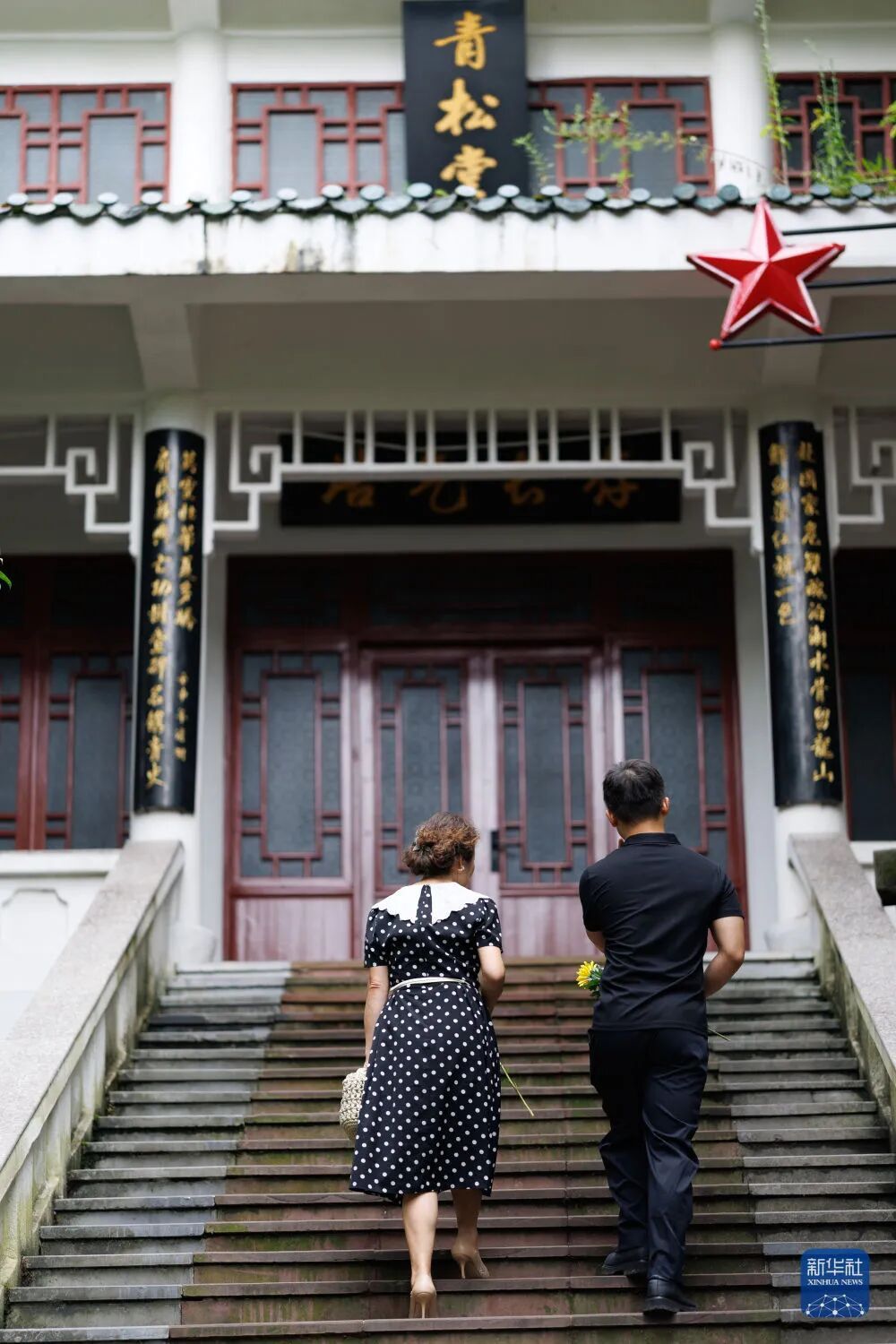 越来越多人跟我说，“你爷爷是个大英雄”