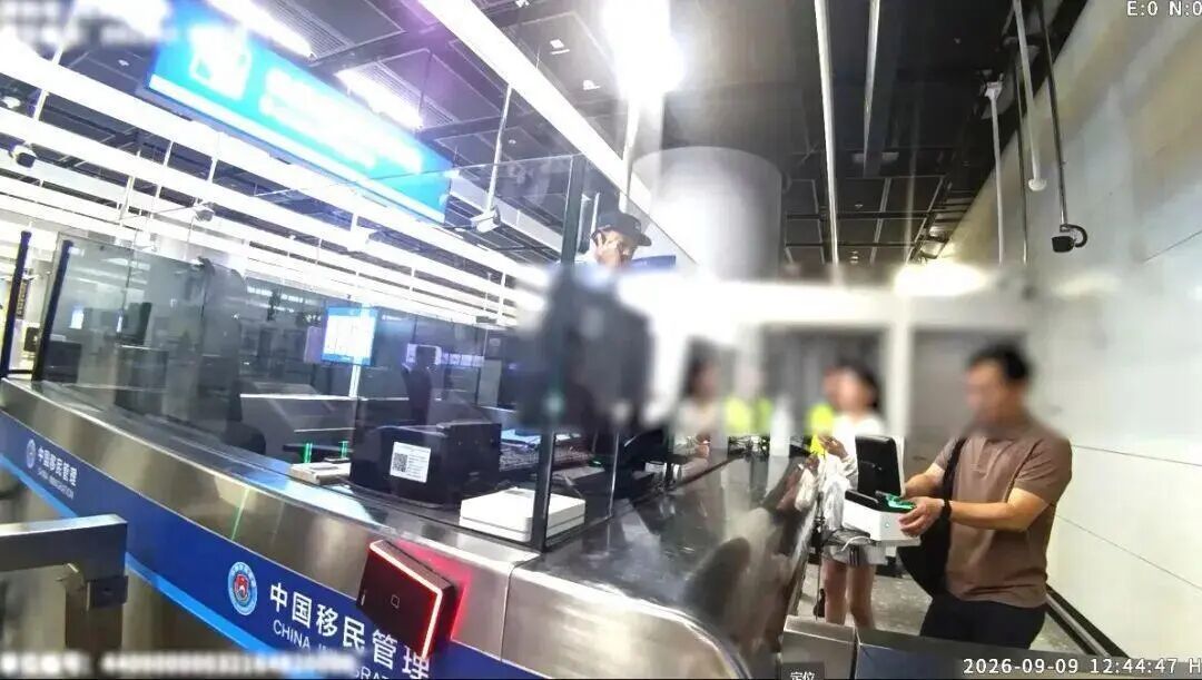 女子出境被查出行李箱中装满玉石价值超百万,本人蒙了:这不是我的;民警赶到才知乌龙一场:在高铁上错拿了别人的行李箱,失主急疯 女子出境被查出行李箱中装满玉石价值超百万,本人蒙了:这不是我的;民警赶到才知乌龙一场:在高铁上错拿了别人的行李箱,失主急疯
