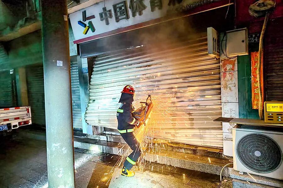彩票店凌晨发生火灾,店内一片狼藉!惹祸的竟是小小的它→ 彩票店凌晨发生火灾,店内一片狼藉!惹祸的竟是小小的它→