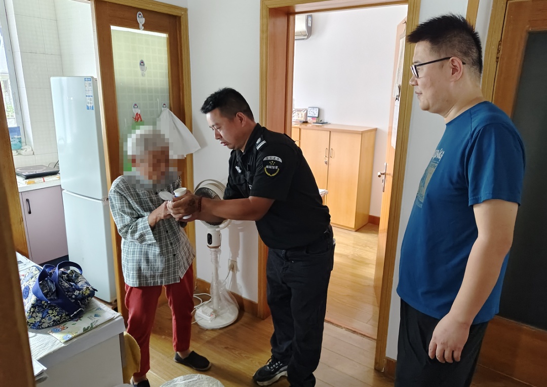 男子清早上班捡到3张纸条，还写有自己名字！"帮我，求你们....."