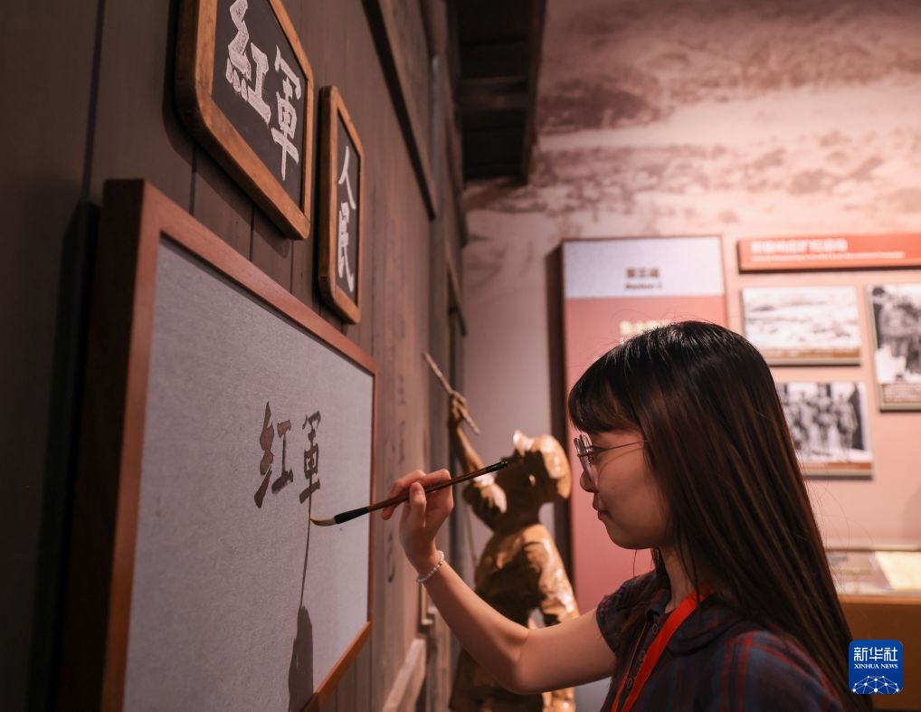 “伟大的远征——纪念中国工农红军长征胜利90周年主题展览”在京开幕 “伟大的远征——纪念中国工农红军长征胜利90周年主题展览”在京开幕