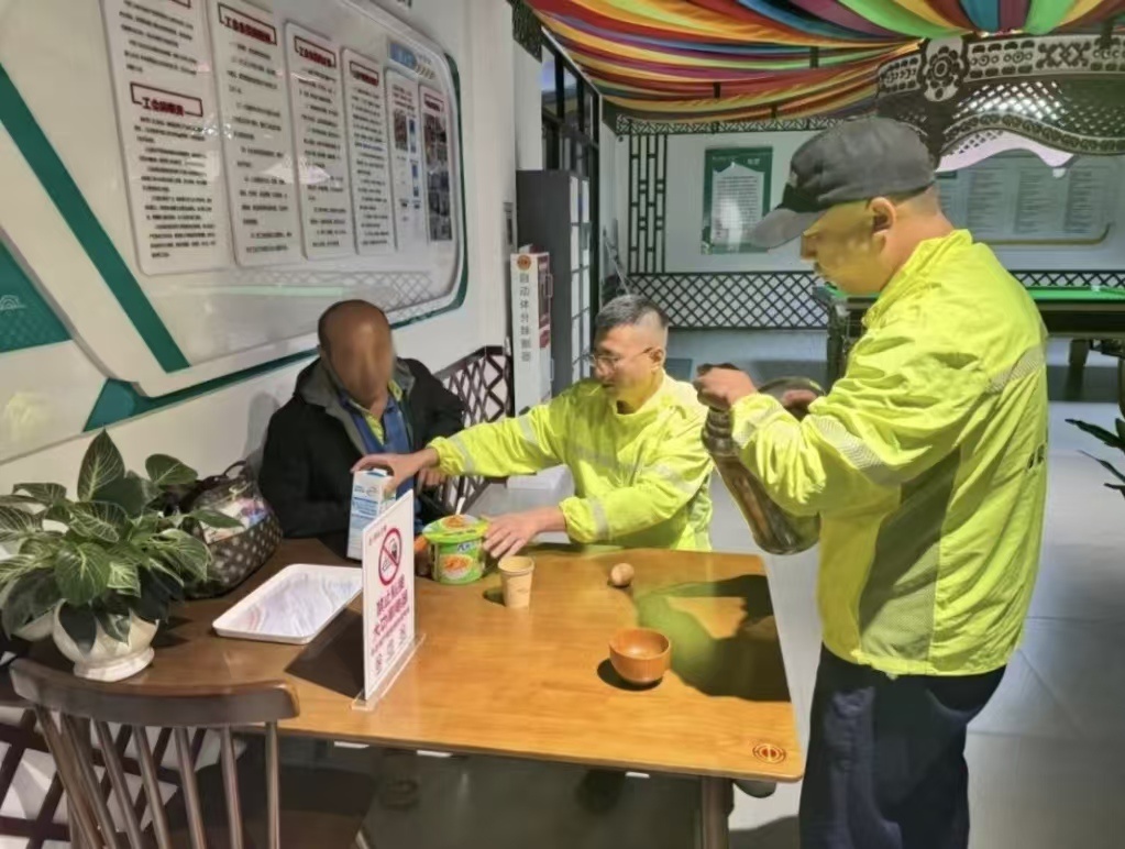 深夜极速救援!炮台营服务区成功处置新能源运输车自燃险情 深夜极速救援!炮台营服务区成功处置新能源运输车自燃险情