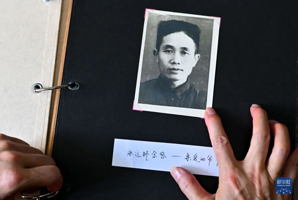 越来越多人跟我说，“你爷爷是个大英雄”