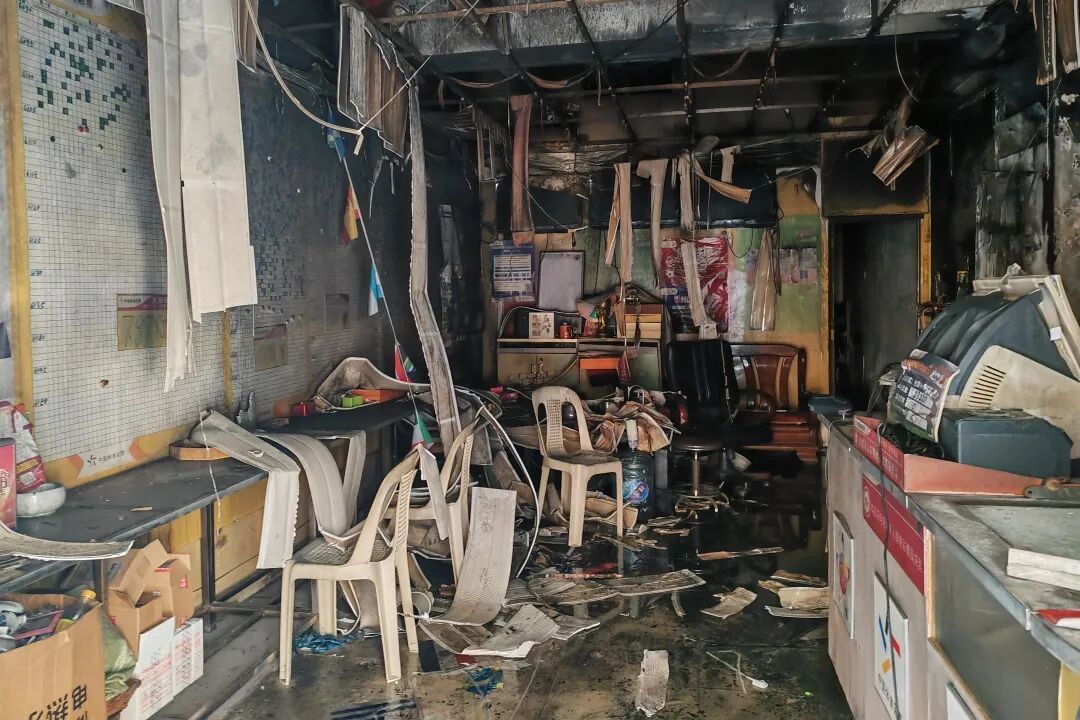 彩票店凌晨发生火灾,店内一片狼藉!惹祸的竟是小小的它→ 彩票店凌晨发生火灾,店内一片狼藉!惹祸的竟是小小的它→