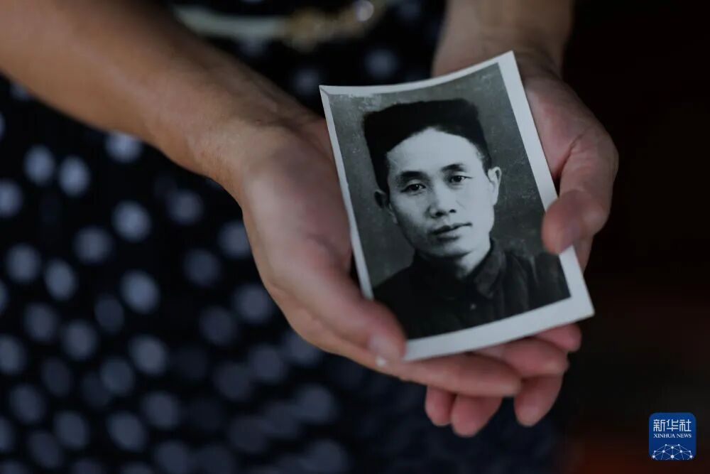 越来越多人跟我说，“你爷爷是个大英雄”