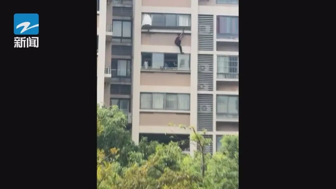 老人悬在10楼阳台外,只剩一只手抓着晾衣架!三名少年冲了上去… 老人悬在10楼阳台外,只剩一只手抓着晾衣架!三名少年冲了上去…