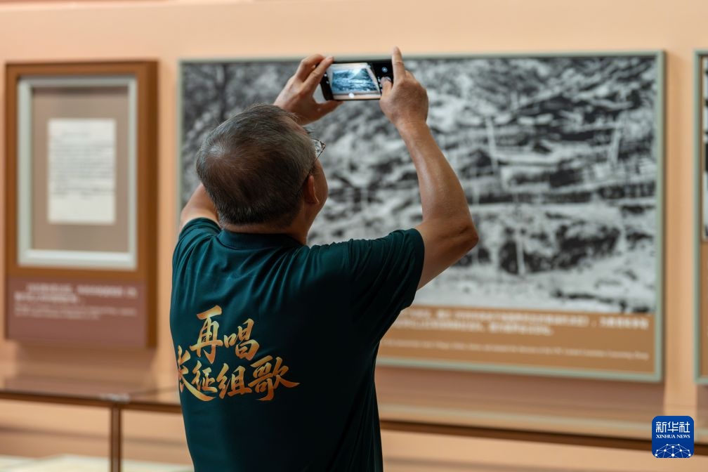 “伟大的远征——纪念中国工农红军长征胜利90周年主题展览”在京开幕 “伟大的远征——纪念中国工农红军长征胜利90周年主题展览”在京开幕