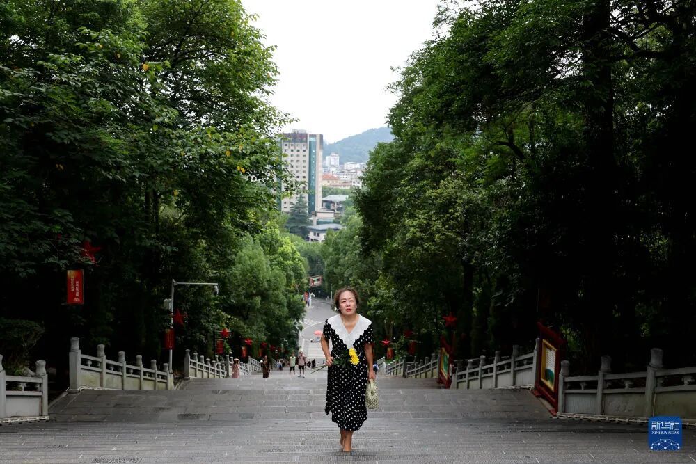 越来越多人跟我说，“你爷爷是个大英雄”