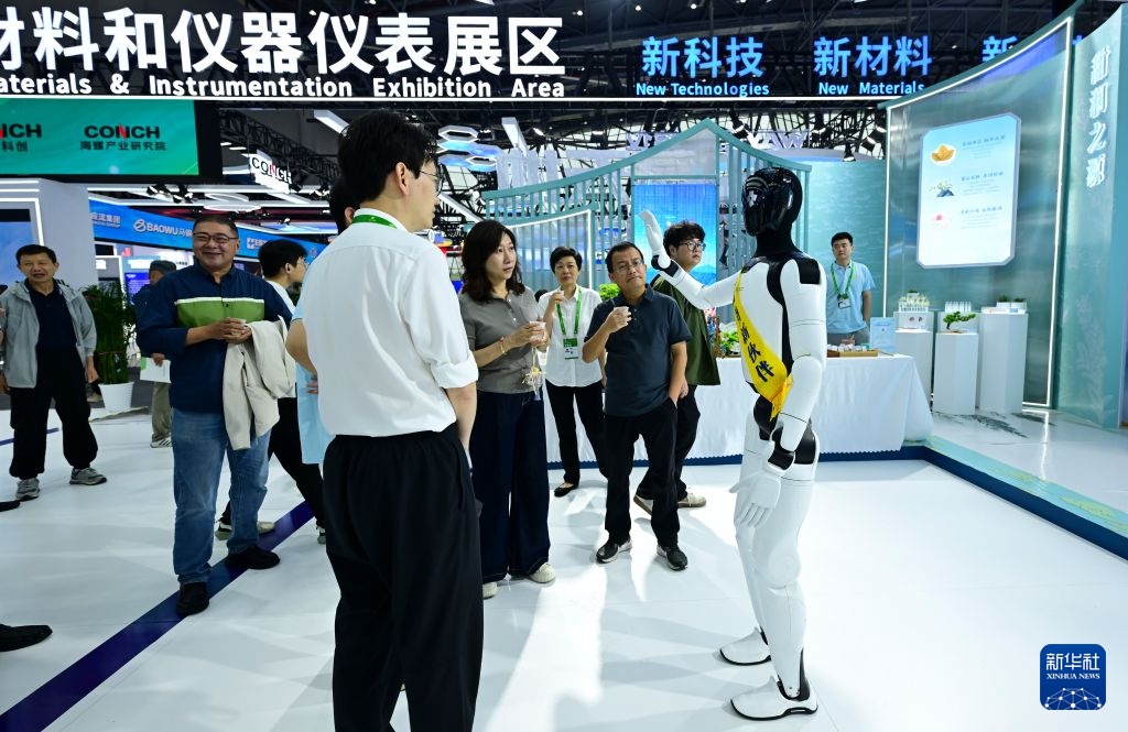 在世界制造业大会看人形机器人展身手 在世界制造业大会看人形机器人展身手