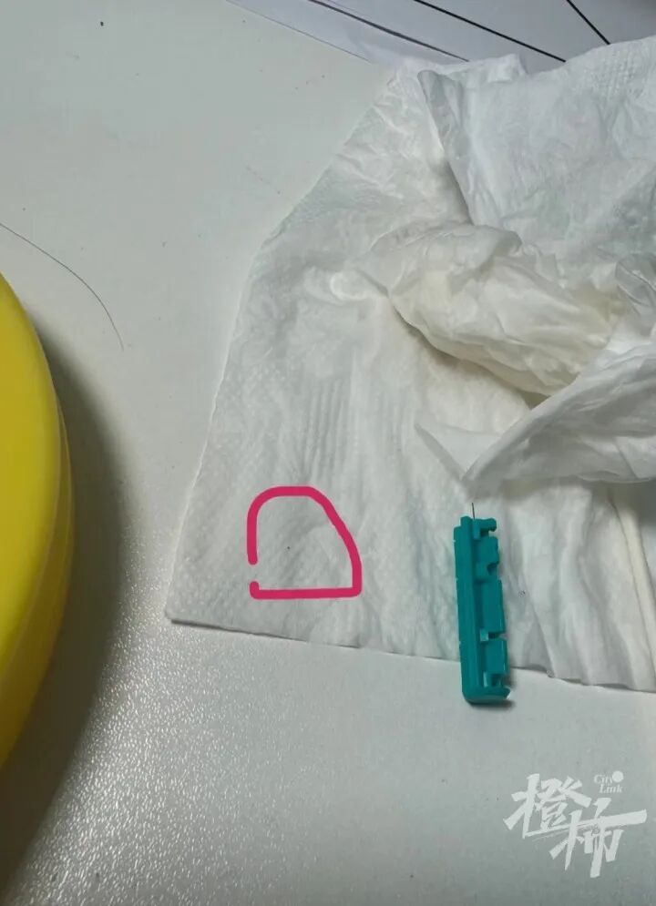 手机贴膜竟成“暗器”?多人手指被扎出血,有人被迫切了一块肉!这种膜赶紧换 手机贴膜竟成“暗器”?多人手指被扎出血,有人被迫切了一块肉!这种膜赶紧换