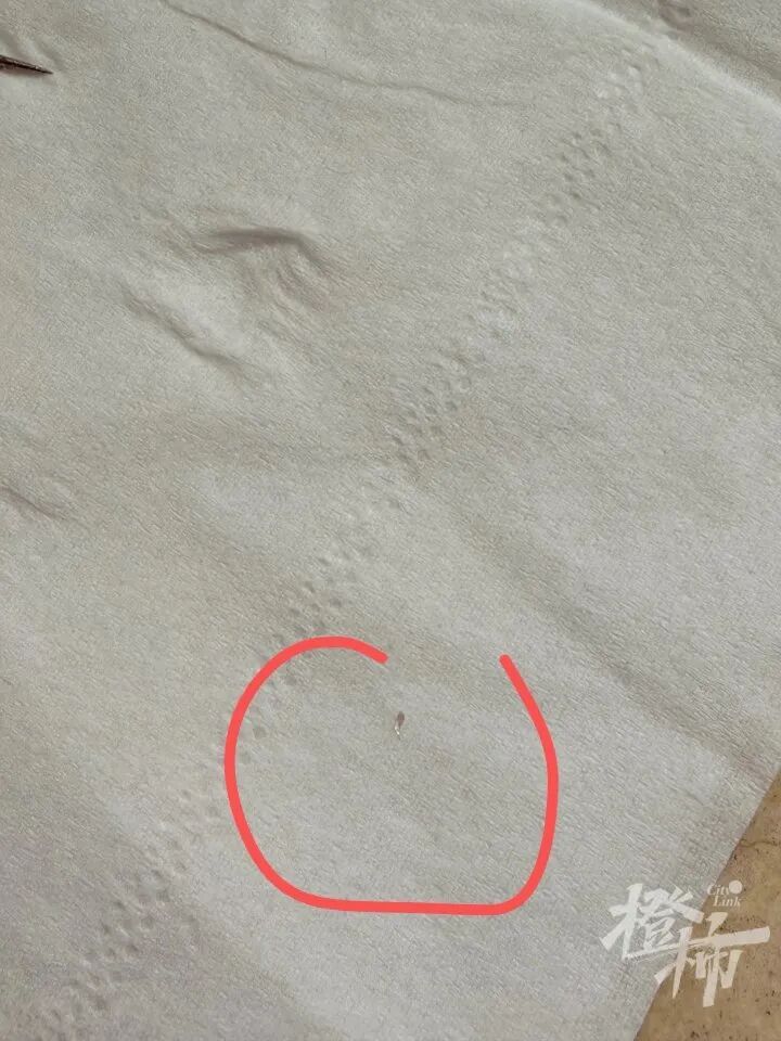 手机贴膜竟成“暗器”?多人手指被扎出血,有人被迫切了一块肉!这种膜赶紧换 手机贴膜竟成“暗器”?多人手指被扎出血,有人被迫切了一块肉!这种膜赶紧换