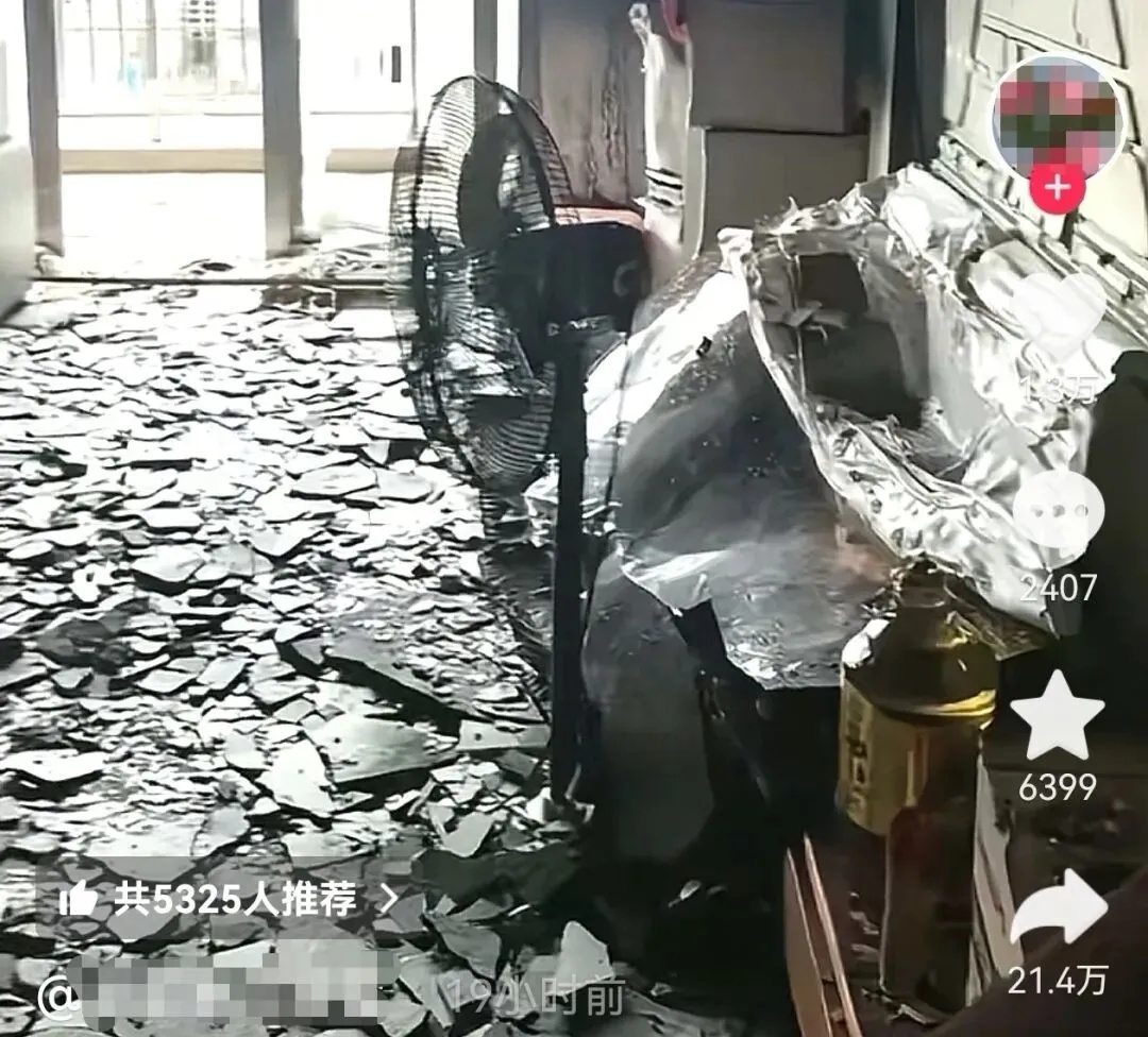 手机充电器未拔,客厅被烧光,多地居民留言:我家也一样 手机充电器未拔,客厅被烧光,多地居民留言:我家也一样