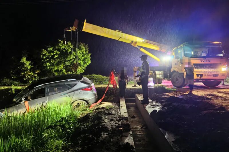 山东货车司机云南迷路,民警深夜开警车引路 山东货车司机云南迷路,民警深夜开警车引路