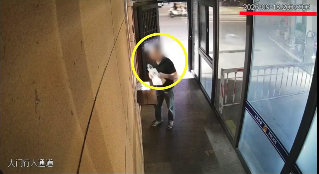 男子晚上走进厦门一派出所门岗,放下一个包裹转身就跑 男子晚上走进厦门一派出所门岗,放下一个包裹转身就跑