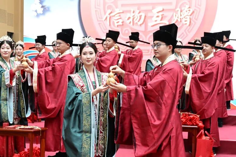 60对新人,着古装出席!铁路职工的集体婚礼太甜了 60对新人,着古装出席!铁路职工的集体婚礼太甜了
