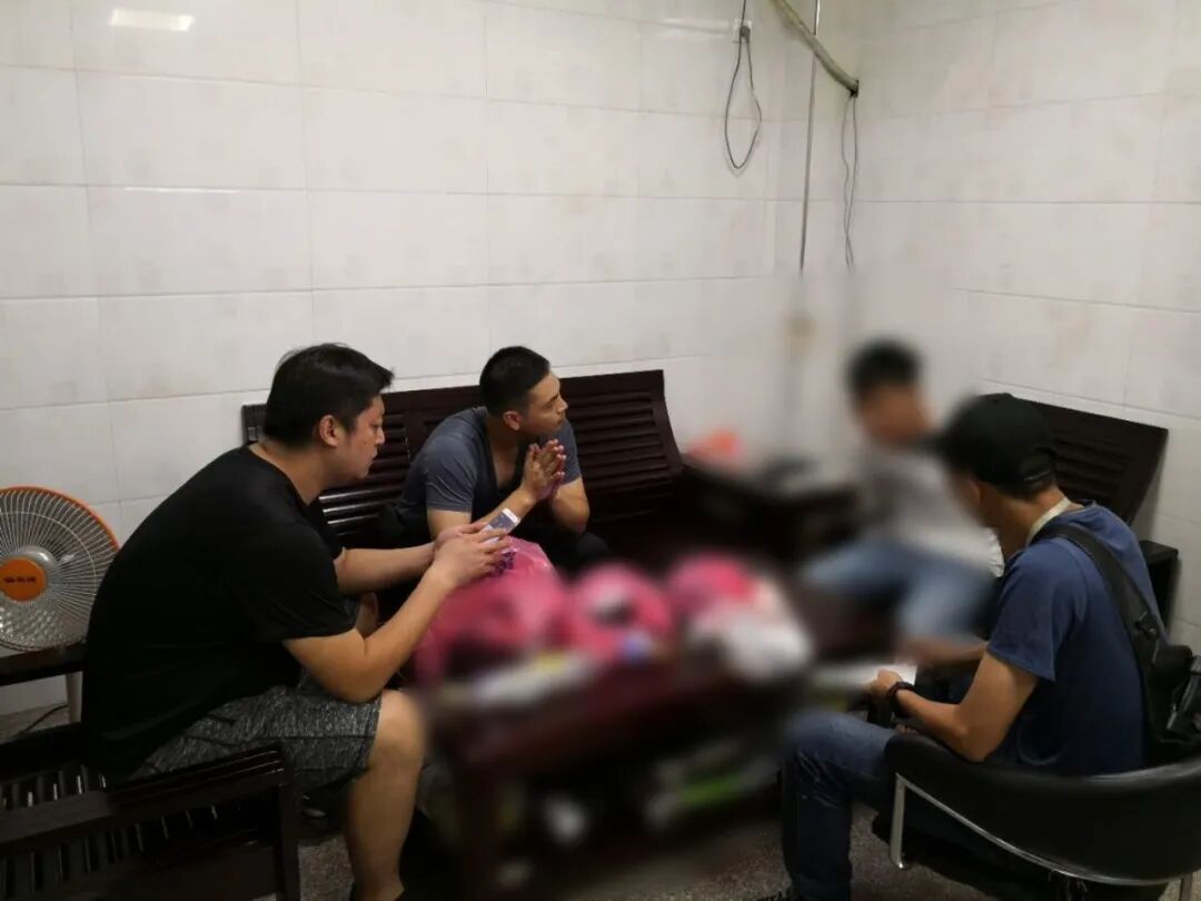 男子晚上走进厦门一派出所门岗,放下一个包裹转身就跑 男子晚上走进厦门一派出所门岗,放下一个包裹转身就跑