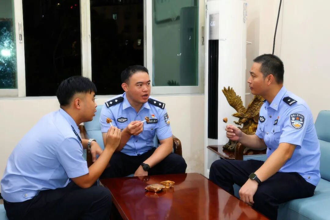 男子晚上走进厦门一派出所门岗,放下一个包裹转身就跑 男子晚上走进厦门一派出所门岗,放下一个包裹转身就跑