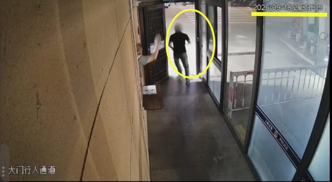 男子晚上走进厦门一派出所门岗,放下一个包裹转身就跑 男子晚上走进厦门一派出所门岗,放下一个包裹转身就跑