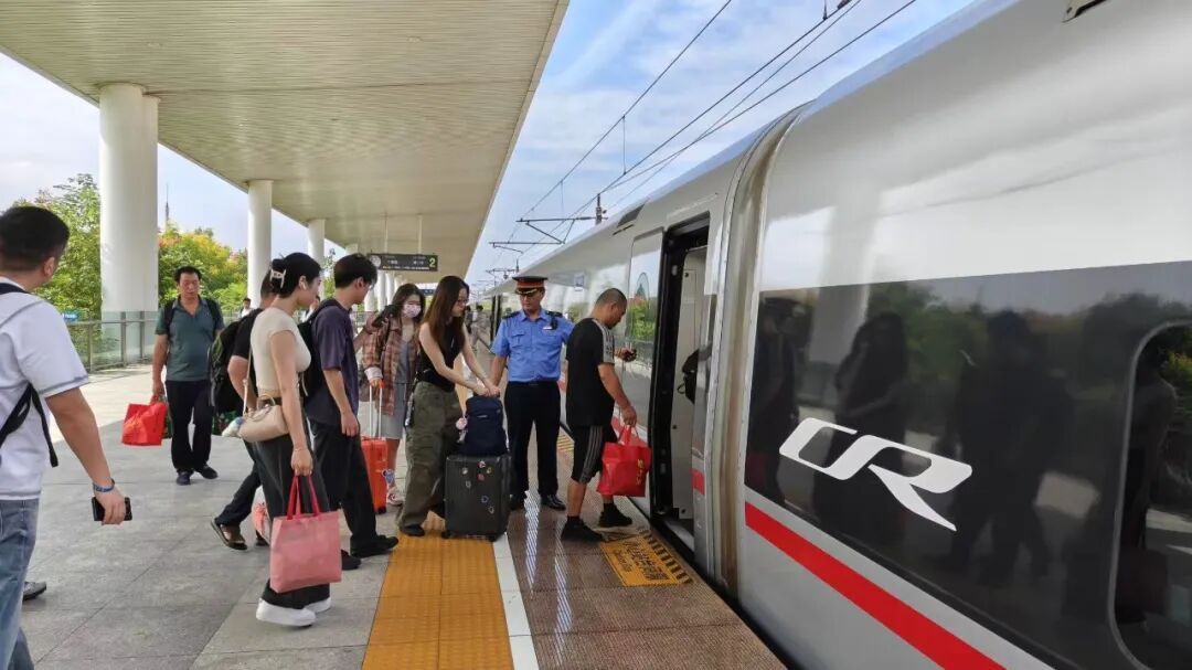 长三角铁路今日预计发送旅客338万人次,首次开行观潮专属列车 长三角铁路今日预计发送旅客338万人次,首次开行观潮专属列车