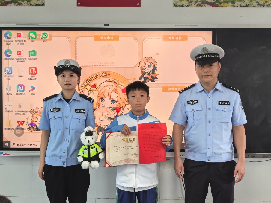 白鹭受伤,少年援手!交警上门送奖表扬 白鹭受伤,少年援手!交警上门送奖表扬