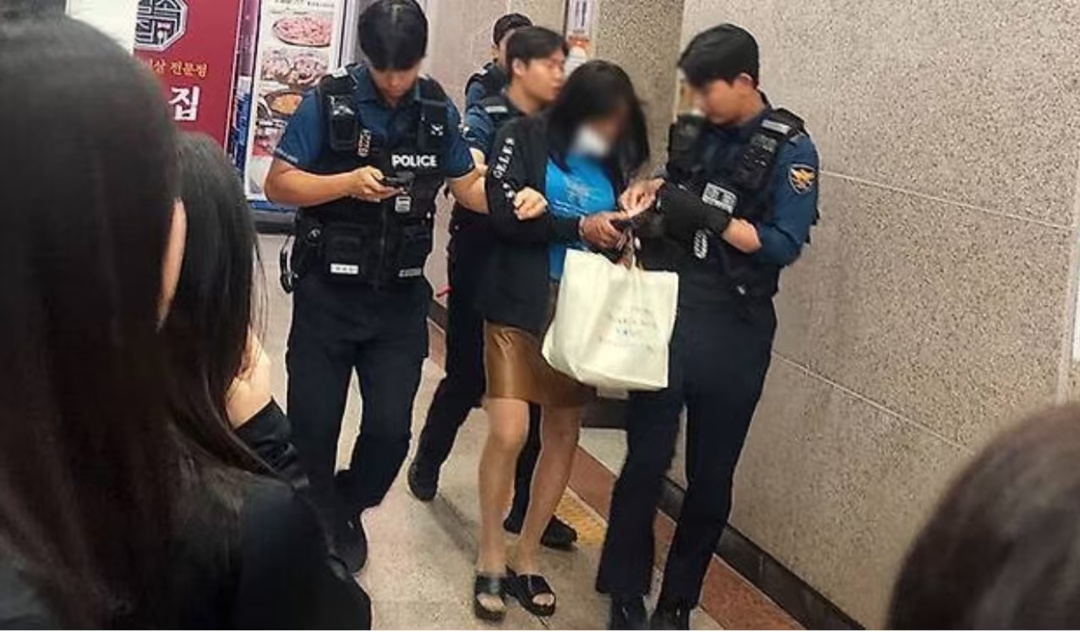 酒后喜欢男扮女装?韩国60多岁男子穿女装进女厕被抓 酒后喜欢男扮女装?韩国60多岁男子穿女装进女厕被抓