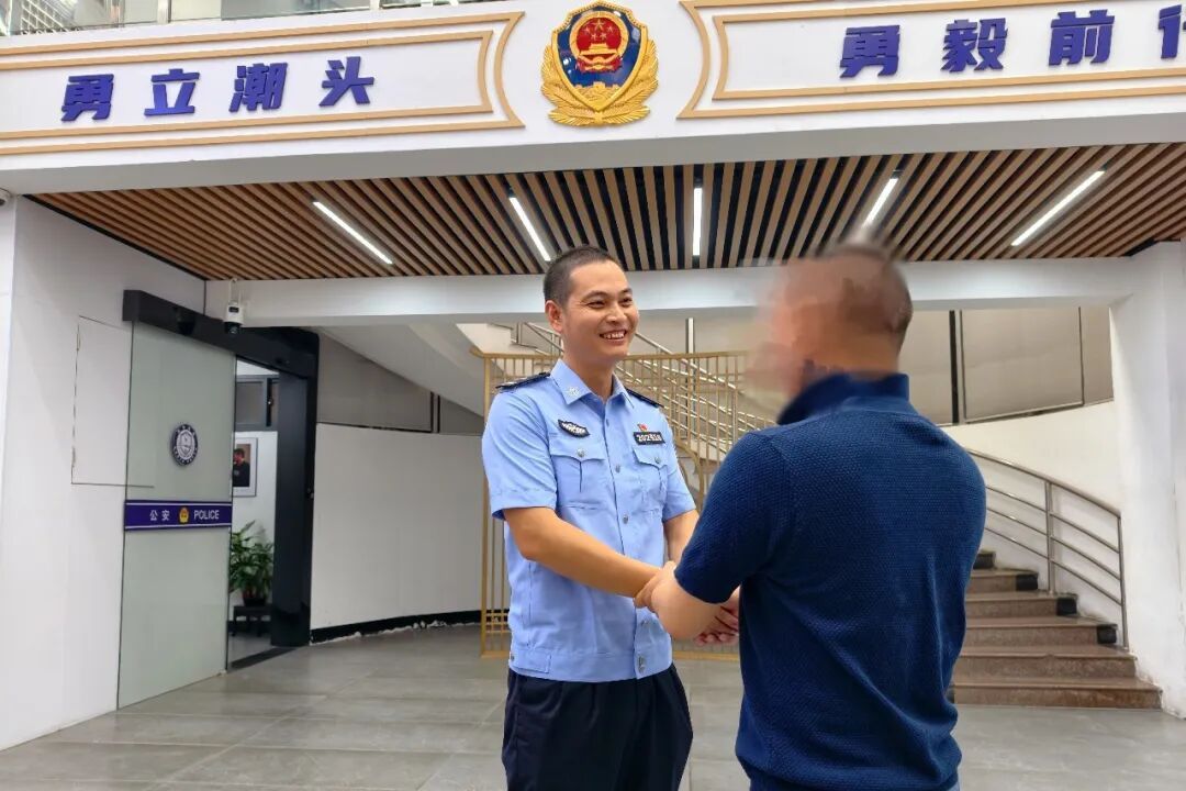 男子晚上走进厦门一派出所门岗,放下一个包裹转身就跑 男子晚上走进厦门一派出所门岗,放下一个包裹转身就跑