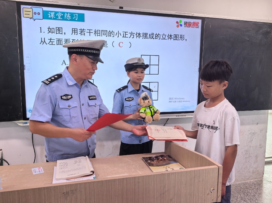 白鹭受伤,少年援手!交警上门送奖表扬 白鹭受伤,少年援手!交警上门送奖表扬