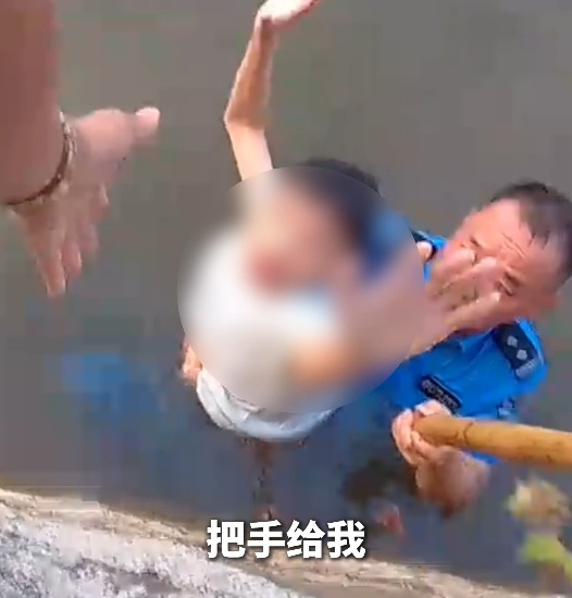 是本能,是使命!年近六旬的他,纵身跃入水中救人 是本能,是使命!年近六旬的他,纵身跃入水中救人