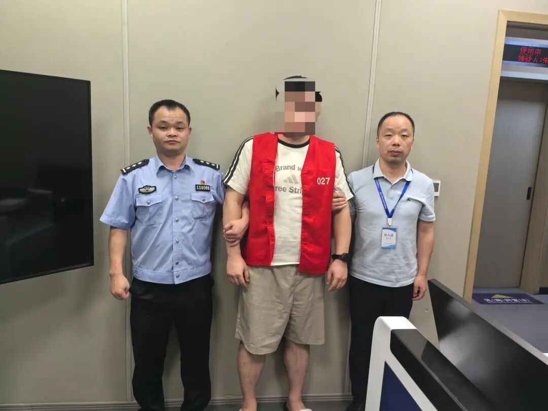 夜宵摊旁,这群人专挑“不敢报警的人”下手! 夜宵摊旁,这群人专挑“不敢报警的人”下手!