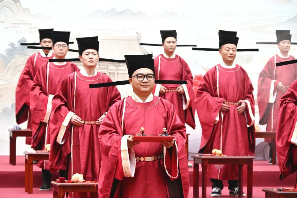 60对新人,着古装出席!铁路职工的集体婚礼太甜了 60对新人,着古装出席!铁路职工的集体婚礼太甜了
