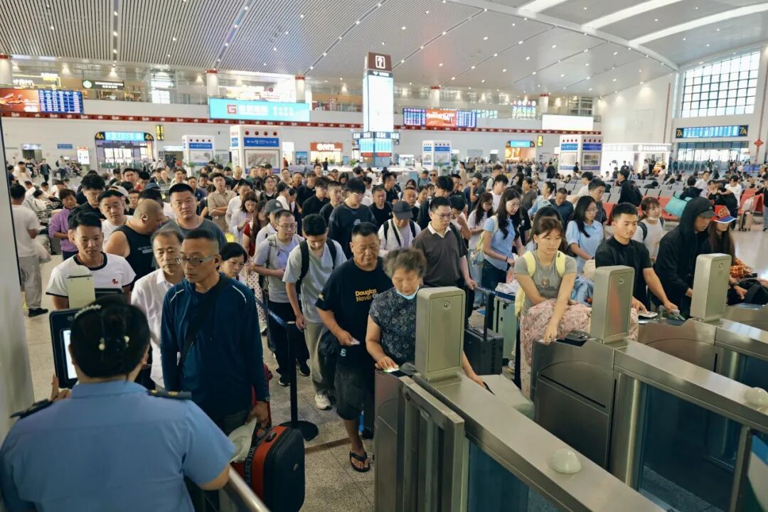 长三角铁路今日预计发送旅客338万人次,首次开行观潮专属列车 长三角铁路今日预计发送旅客338万人次,首次开行观潮专属列车