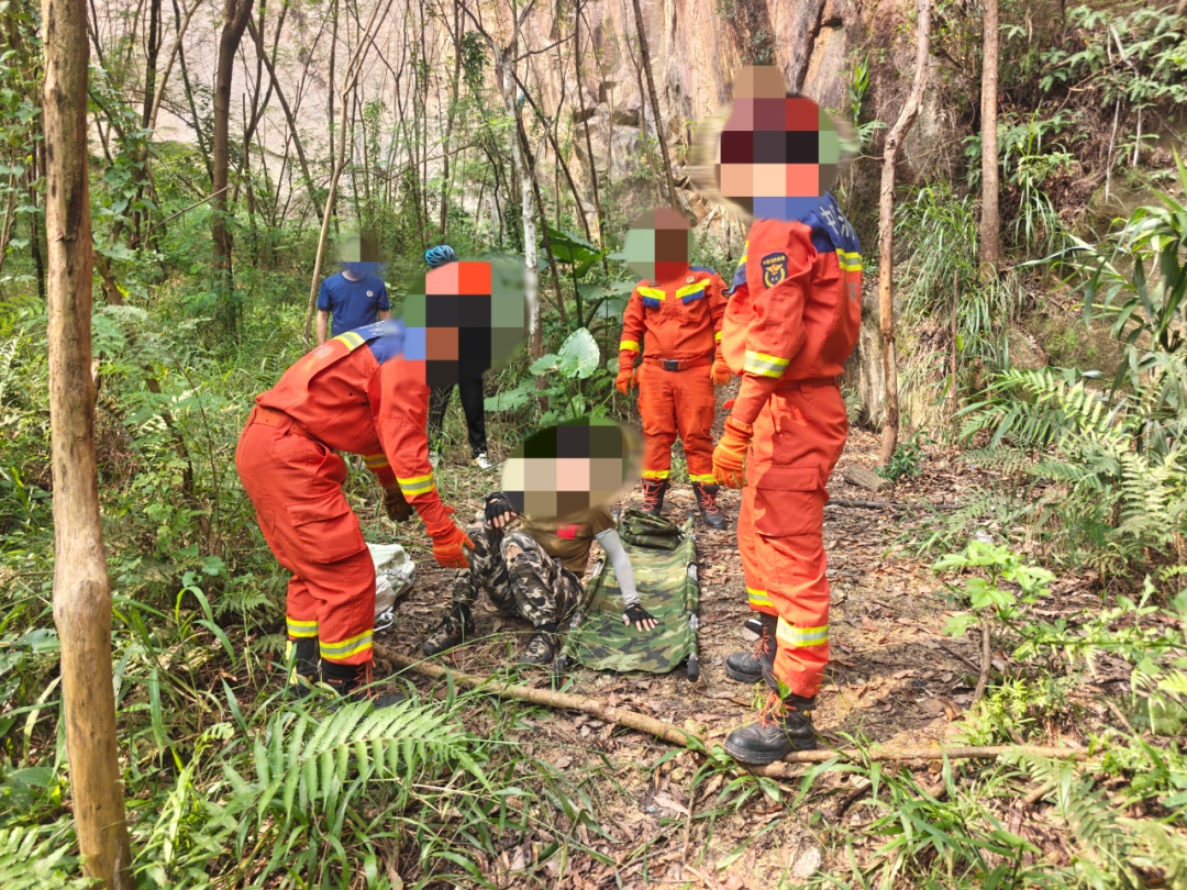 一女子在光明钓鱼场附近坠崖，肋骨受伤！救援人员徒步前往营救
