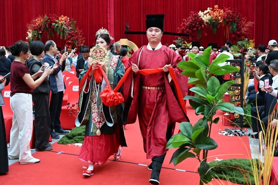 60对新人,着古装出席!铁路职工的集体婚礼太甜了 60对新人,着古装出席!铁路职工的集体婚礼太甜了