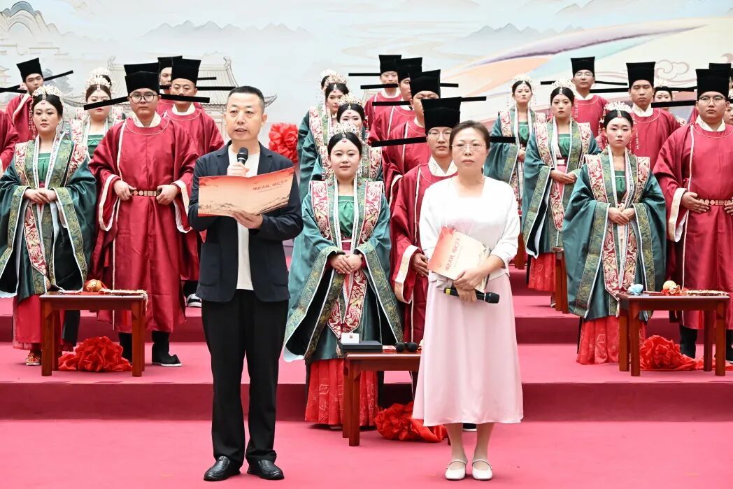 60对新人,着古装出席!铁路职工的集体婚礼太甜了 60对新人,着古装出席!铁路职工的集体婚礼太甜了