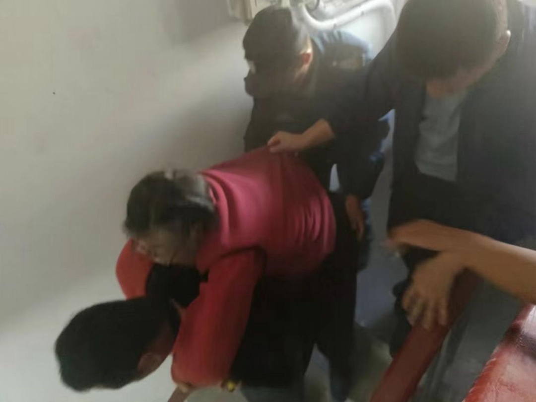 宁夏一小区住宅厨房起火一老人被困,众人合力救援助其脱困! 宁夏一小区住宅厨房起火一老人被困,众人合力救援助其脱困!