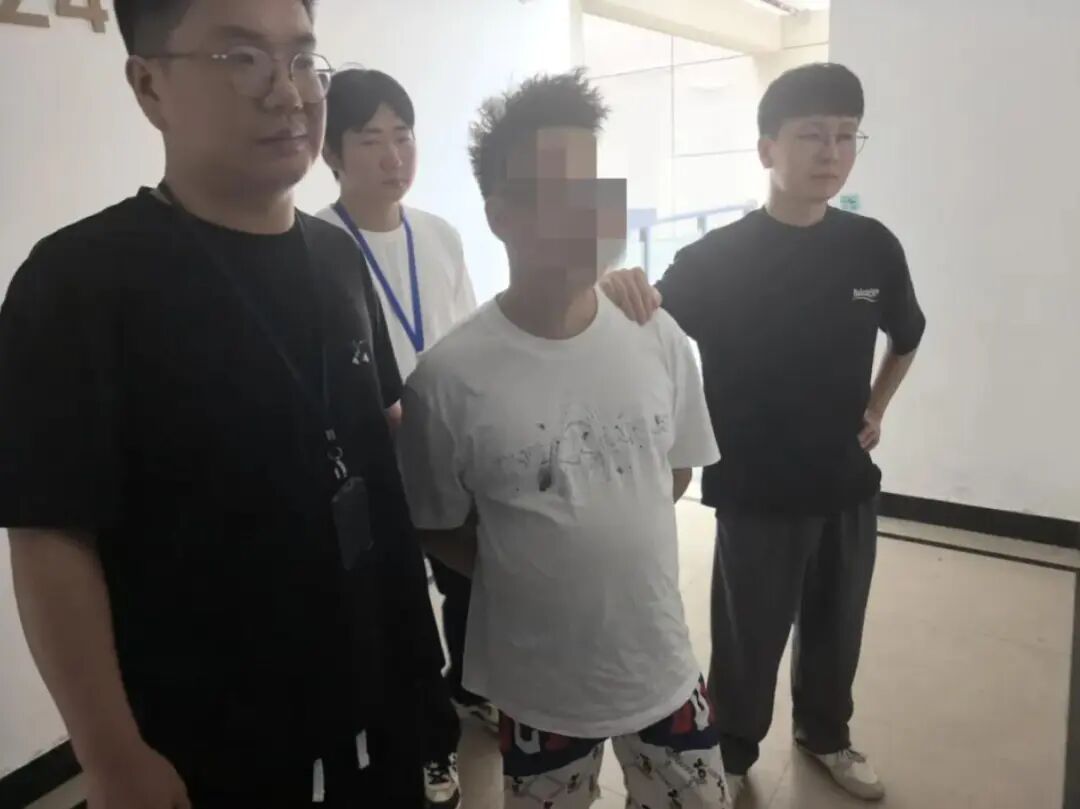 夜宵摊旁,这群人专挑“不敢报警的人”下手! 夜宵摊旁,这群人专挑“不敢报警的人”下手!