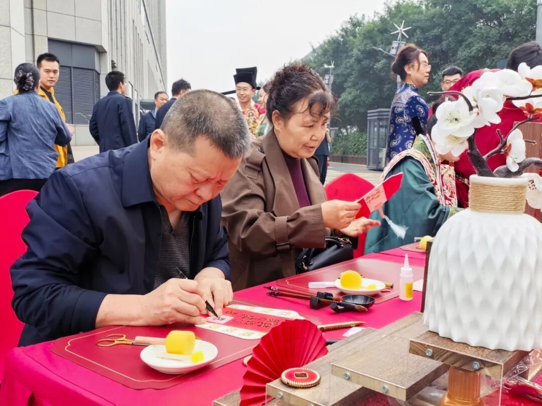 60对新人,着古装出席!铁路职工的集体婚礼太甜了 60对新人,着古装出席!铁路职工的集体婚礼太甜了
