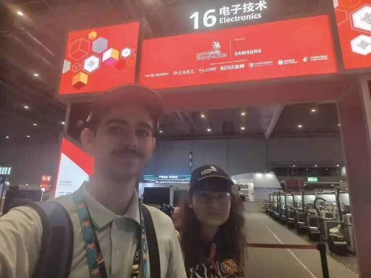 美国妈妈专程来上海为儿子加油!除了买买买,她还想去外滩体验一下浦江游轮 美国妈妈专程来上海为儿子加油!除了买买买,她还想去外滩体验一下浦江游轮