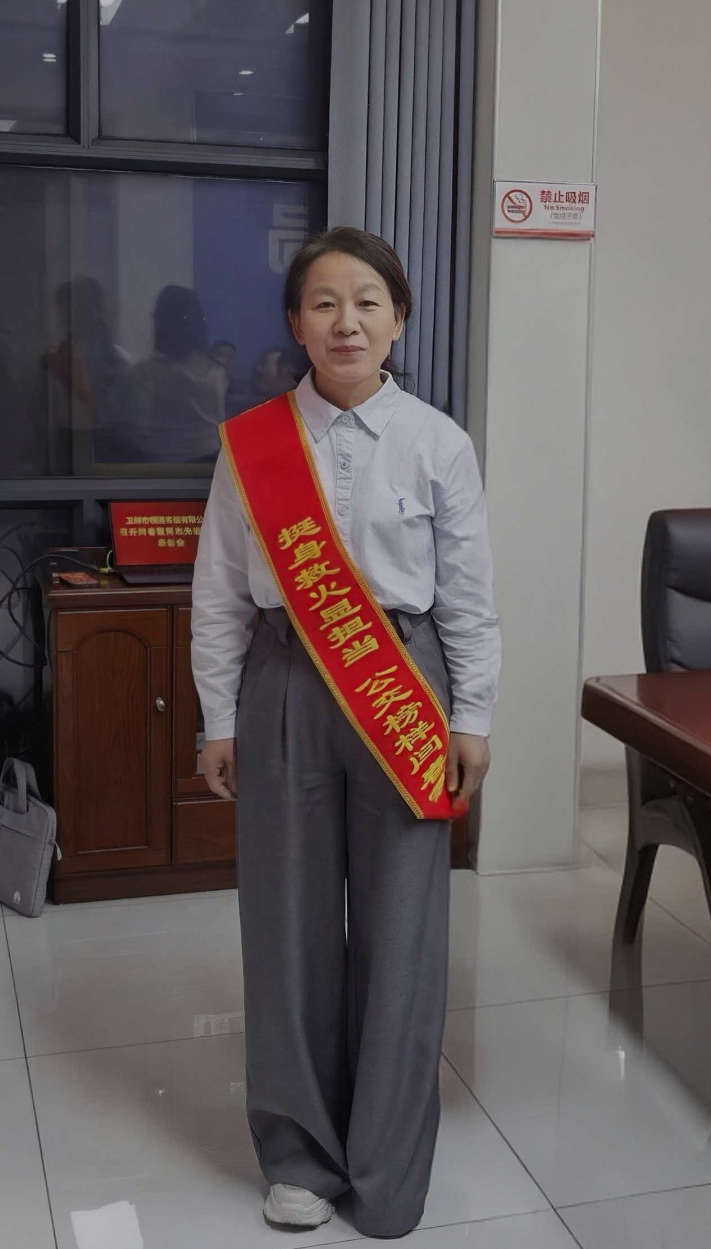 突遇火情,女公交司机抄起灭火器就冲了上去! 突遇火情,女公交司机抄起灭火器就冲了上去!