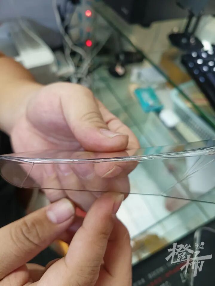 手机贴膜竟成“暗器”?多人手指被扎出血,有人被迫切了一块肉!这种膜赶紧换 手机贴膜竟成“暗器”?多人手指被扎出血,有人被迫切了一块肉!这种膜赶紧换