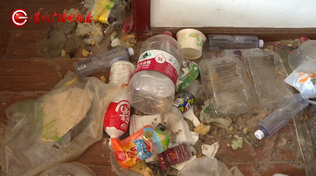 贵阳一出租屋被糟蹋成“垃圾场”,一片狼藉臭气熏天!租客失联跑路,预估损失超1万元 贵阳一出租屋被糟蹋成“垃圾场”,一片狼藉臭气熏天!租客失联跑路,预估损失超1万元