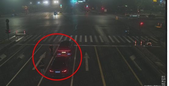 夜宵摊旁,这群人专挑“不敢报警的人”下手! 夜宵摊旁,这群人专挑“不敢报警的人”下手!